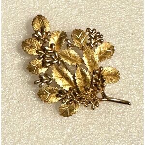 Vintage Trifari Gold Tone Leaf Pin